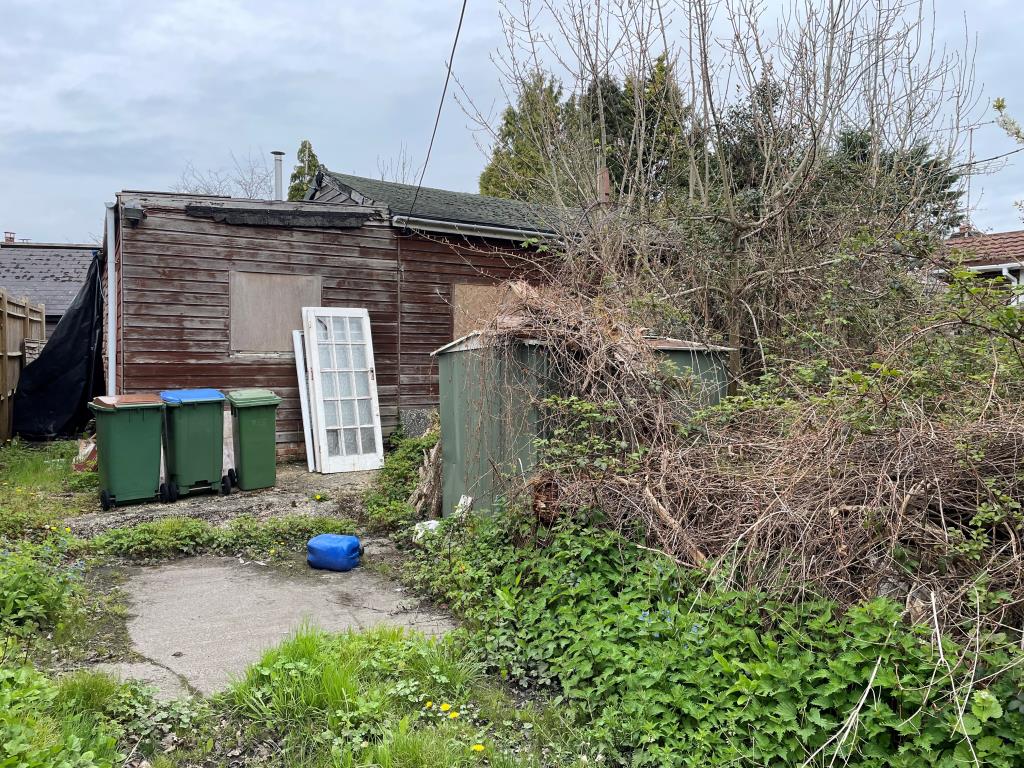 Lot: 88 - BUNGALOW IN NEED OF RE-DEVELOPMENT - Front elevation of house from garden
